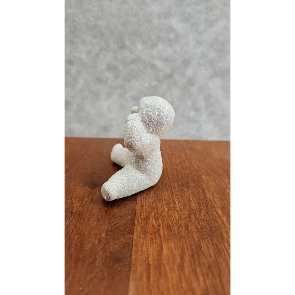 Vtg Snow Baby Sitting Hands To Face Sparkly Figurine Unbranded VH Initial‎